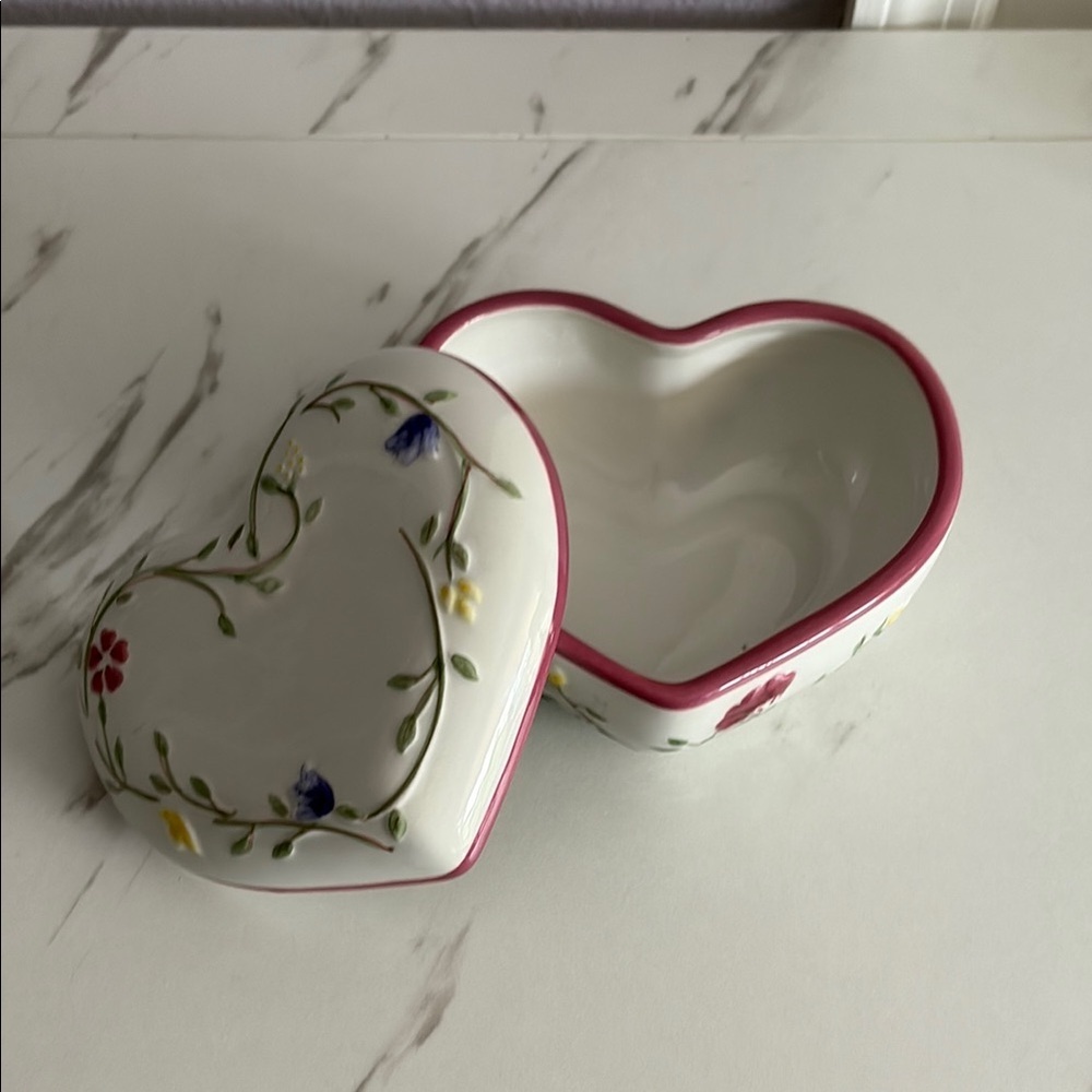 Johnson Brothers Heart-Shaped Floral Box - White, Pink, Green, Yellow, Blue - Picture 2 of 6